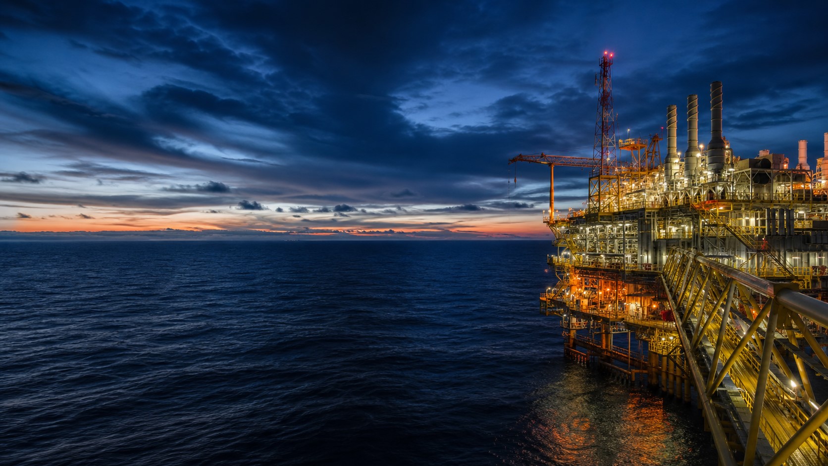 Plateforme pétrolière offshore au crépuscule